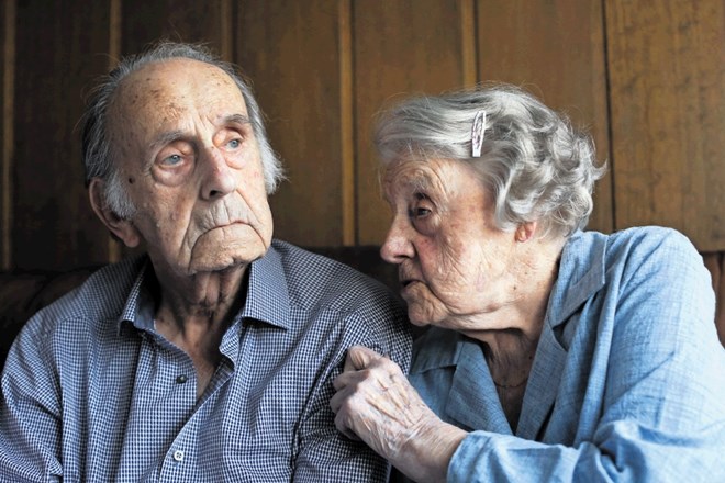 Stoletnik Jože Pogačnik in poldrugo leto mlajša žena Ivica skupaj krmarita že sedem desetletij.