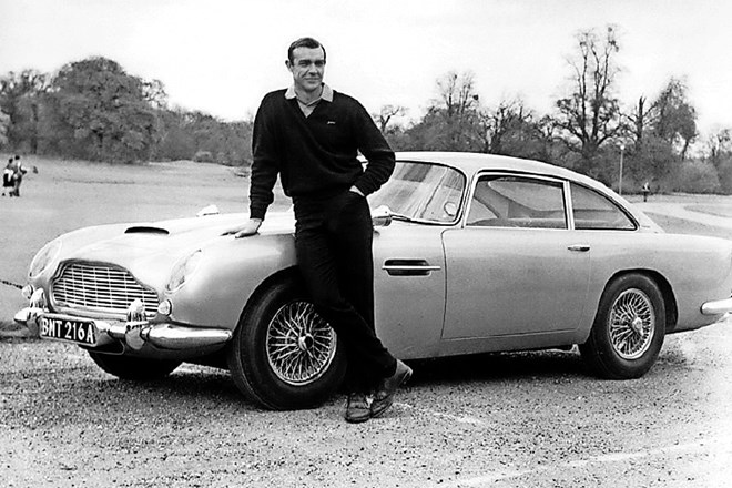 James Bond (Sean Connery) z  astonom martinom DB5
