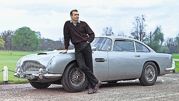 James Bond (Sean Connery) z astonom martinom DB5