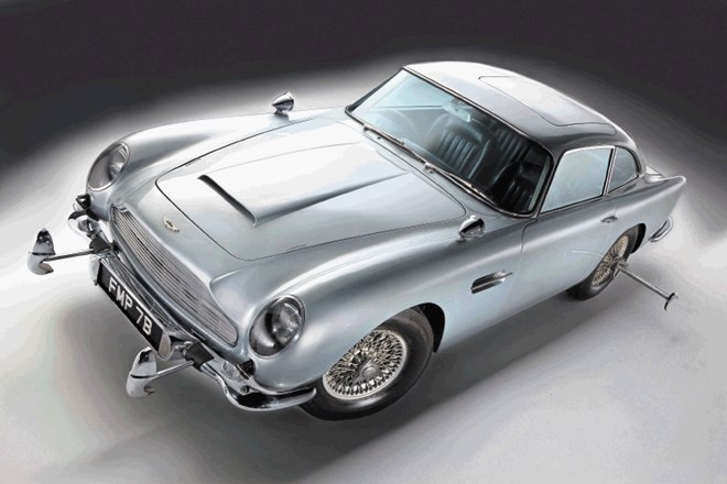 Aston martin DB5 z nekaterimi pripomočki za Jamesa Bonda