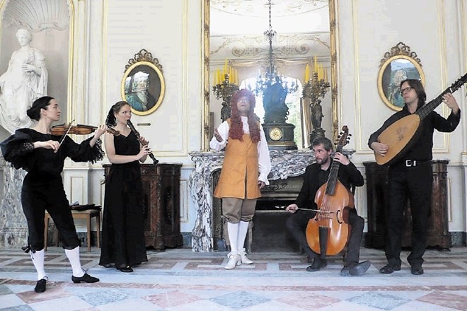 Švicarski ansambel za staro glasbo Ad Fontes, ki ga umetniško vodi Slovenka Mojca Gal (na fotografiji prva z leve), bo v...