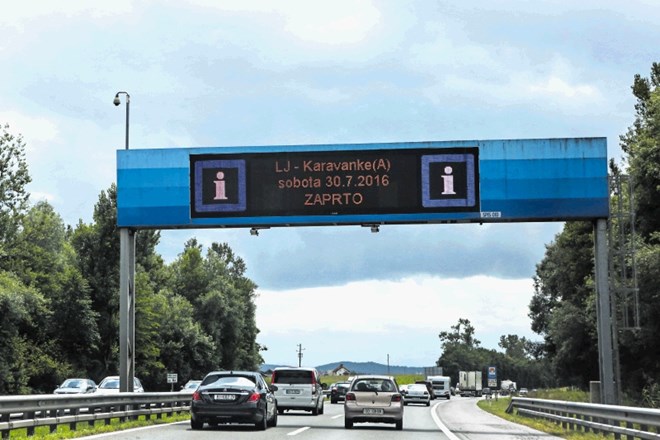 Na gorenjski avtocesti pred jutrišnjim obiskom Vladimirja Putina s signalnimi tablami že opozarjajo na spremenjen prometni...