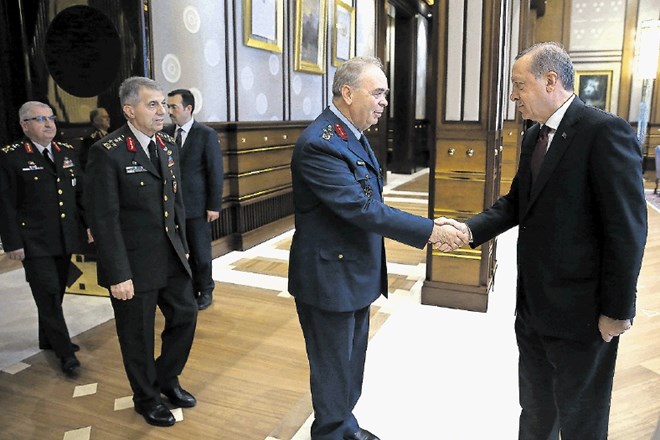 Po včeraj končanem zasedanju vrhovnega vojaškega sveta na vrhu generalštaba ni bilo večjih sprememb. Predsednik Erdogan je...