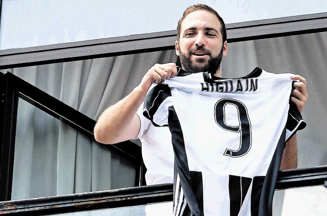 Gonzalo Higuain, ki je v lanski sezoni blestel v dresu Napolija, se je že predstavil navijačem Juventusa.