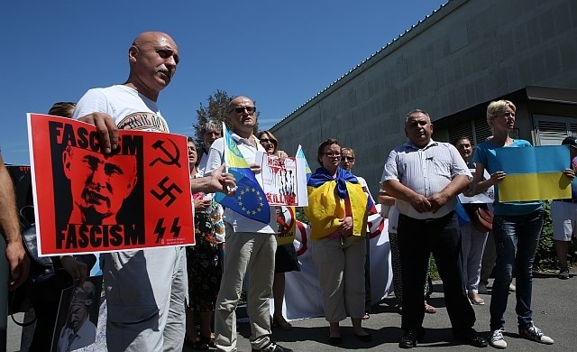 Pred ruskim veleposlaništvom v Ljubljani se je zbralo okoli 30 v Sloveniji in Italiji živečih Ukrajincev, ki so izrazili...