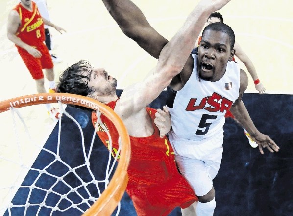 Košarkar Golden State Warriors Kevin Durant bo prvo ime ameriške košarkarske reprezentance na olimpijskih igrah v Riu de...