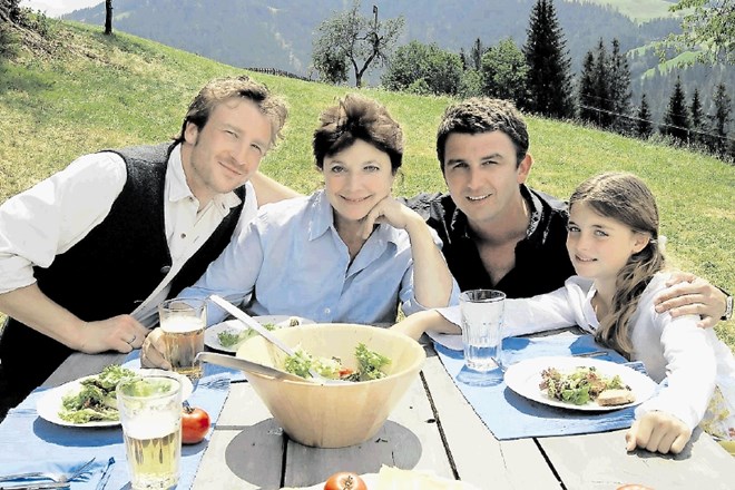 Družina Gorskega zdravnika:  Martin Gruber (Hans Sigl), brat  Hans (Heiko Ruprecht), mama Lisbeth (Monika Baumgartner) in...