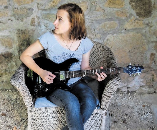 Hanna Marti je v glasbi začela kot rokerica na električni kitari, skozi študij vokala pa je začela spoznavati svet stare...