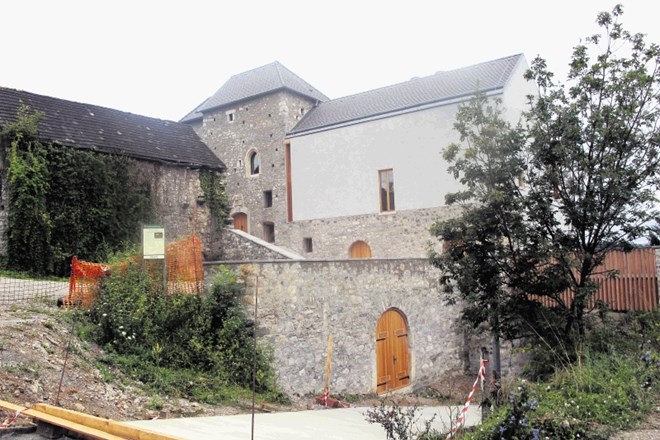 Prenovljeni grad Vinica. Kmalu bodo prenovili še servisni objekt oziroma nekdanjo žitnico (levo ob gradu), uredili okolico in...