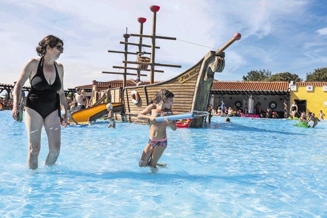 Mnogim malčkom je bazen z gusarsko ladjo kapitana Kljuke priljubljeno igrišče, saj je voda plitka, ladja je na veselje otrok...