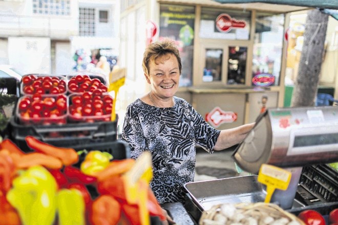 Branjevka Jadranka Kozlović je povedala, da slovenski gostje v Umagu zelo radi prihajajo na tržnico kupovat sveže sadje in...