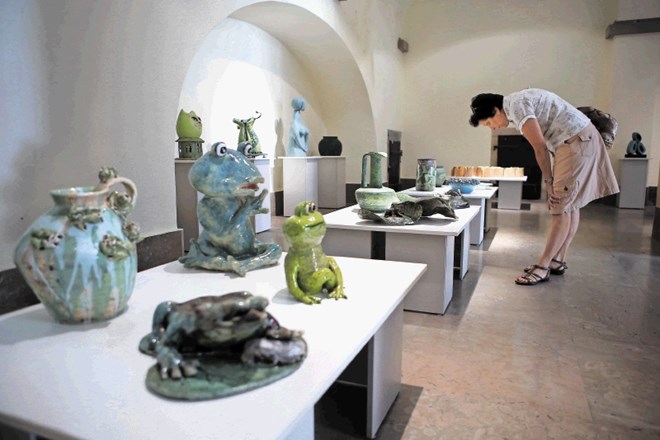 Priljubljen motiv na  razstavi, kjer so se keramiki poklonili Ljubljani kot zeleni prestolnici Evrope, je tudi žaba.