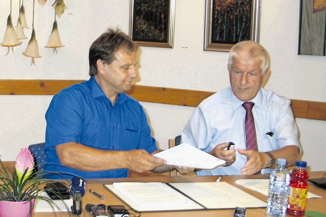 Pogodbo za prenovo kaninskih žičnic sta pred dobrim letom podpisala bovški župan Valter Mlekuž (levo) in direktor podjetja...