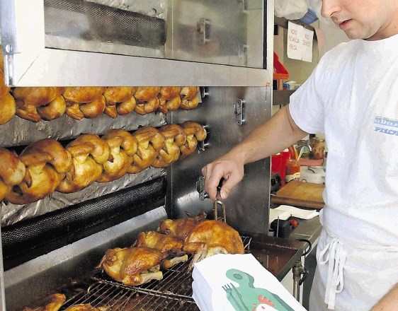 V Sloveniji je nakup pečenega piščanca v trgovini še vedno dražji v primerjavi s surovim.