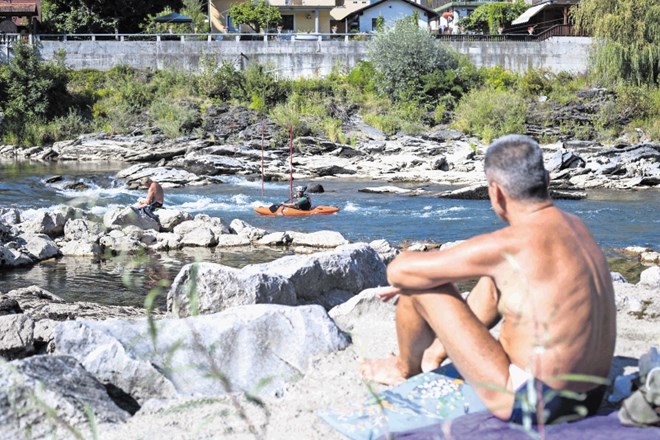 Če se Ljubljančani raje kot v Ljubljanici zdaj hladijo ob njej, pa so pri plavanju v Savi pogumnejši. (Foto: Maja Marko)