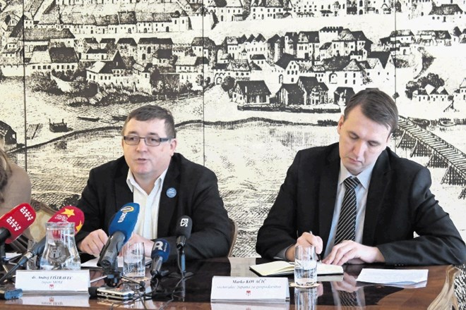 Mariborski župan v senci Marko Kovačič (desno) že tri leta službuje na občini na podlagi podjemnih pogodb. To je po mnenju...