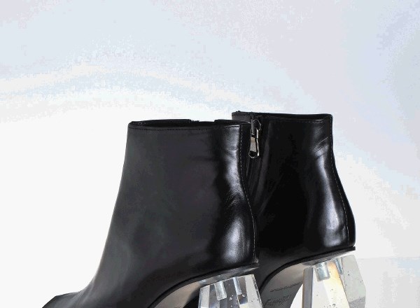 Drugi del projekta Lahkotnost bivanja v steklenih čevljih so uporabni, usnjeni čevlji s trdno stekleno peto. V nasprotju s...