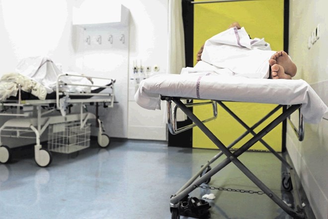 Dokler se ne sprosti postelja na oddelku, kjer bolniki nadaljujejo zdravljenje, ostajajo na urgenci.