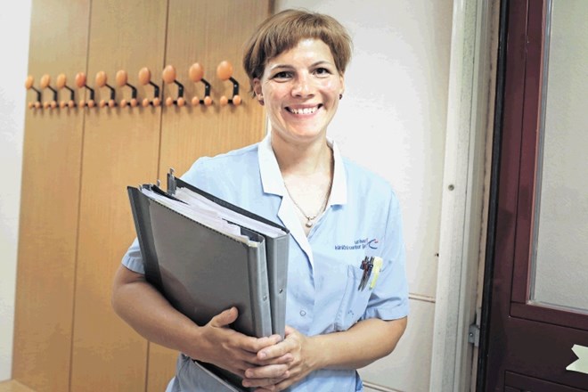 Lojzka Čuk, nadzorna medicinska sestra: »Potrebovali bi več zaposlenih, več  postelj za intenzivno nego, več časa za bolnike....