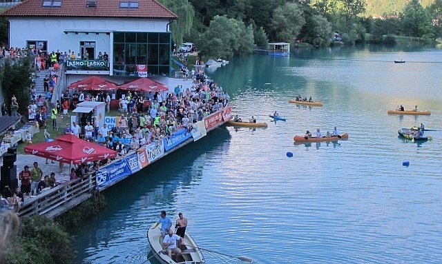 Številni gledalci so uživali v vragolijah tekmovalke in tekmovalcev na brežini mostarskega jezera kot tudi v čolnih. (Foto:...