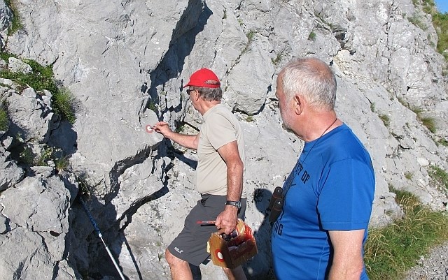 Predsednik Planinskega društva Kobarid Slavko Gregorčič skrbi tudi za obnovo markacij (na sliki na grebenu kobariškega...
