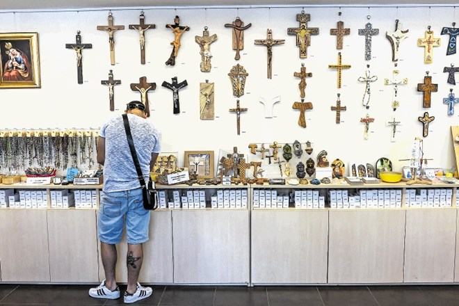 V prodajalni romarskega središča je mogoče kupiti številne katoliške simbole.