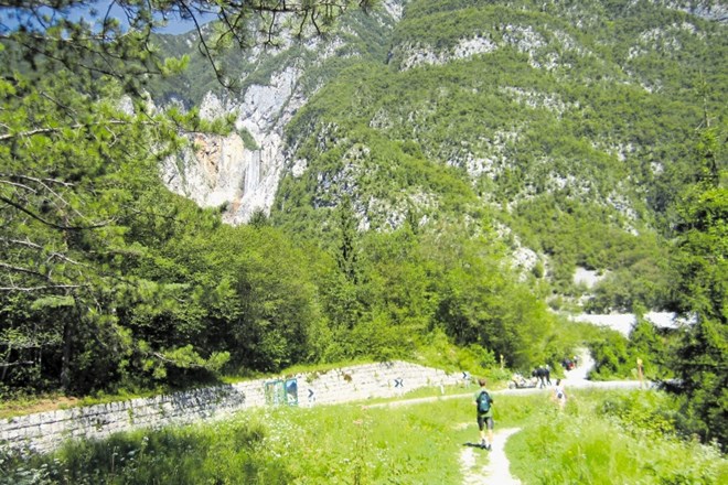 Slap Boka je vzrok za postanek številnih turistov, ki se vozijo po dolini Soče.