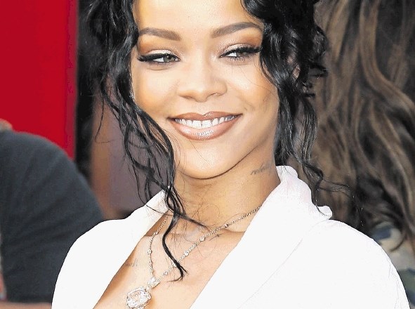 Rihanna zatrjuje, da v bolečem postopku odstranjevanja dlačic celo uživa.
