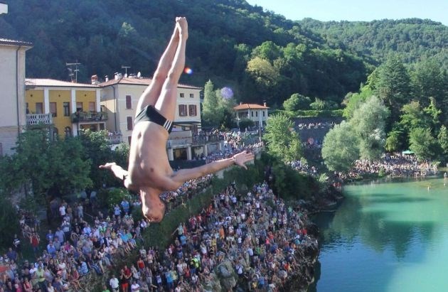 Tradicionalna prireditev v Kanalu ob Soči je privabila 17 tekmovalcev in veliko množico gledalcev. (Foto: Jani Alič)