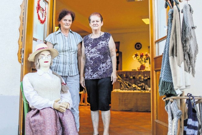 Sestri Nataša Kuk in Alenka Anđelič sta zvečer odprli trgovino lokalnih izdelkov iz volne in lesa. (Foto: Bojan Velikonja)