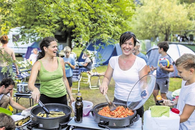 Tri družine iz Ljubljane in okolice so v kampu Vodenca pripravljale večerjo. Dopustu na morju vsako leto dodajo tudi kakšen...