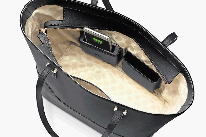 Ženske so dobile torbico, ki ima vgrajen polnilnik za iphone.