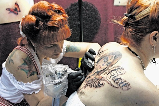 Med tetoviranci jih  29 odstotkov pravi, da se zaradi tetovaže počutijo bolj uporniško, 31 odstotkov, da se počutijo bolj...