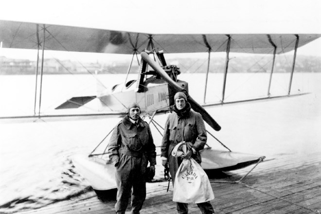 William E. Boeing (desno) in pilot Eddie Hubbard sta bila na letalu, ki je v ZDA po zraku prineslo prvo mednarodno pošto....
