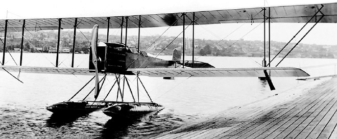 Prvo Boeingovo letalo,   B &amp; W seaplane iz leta 1916,  v vsej svoji veličini