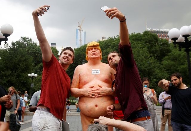 Pri kipu Donalda Trumpa v parku Union Square v New Yorku je nastala prava gneča, saj so številni mimoidoči trenutek...