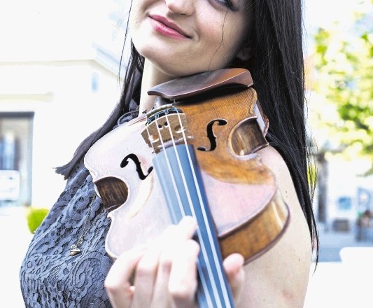 Lana Trotovšek, violinistka: »Igrati na skoraj 300 let staro violino je dejansko nekaj posebnega. Toliko ljudi je že igralo...