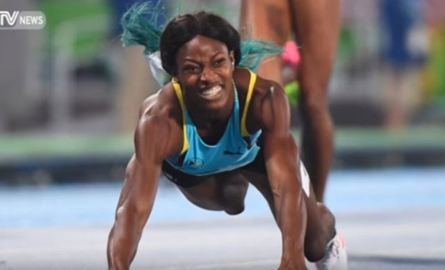Zlato medaljo v teku na 400 metrov je Shaunae Miller osvojila tako, da se je čez ciljno črto pognala, kot bi na glavo skočila...