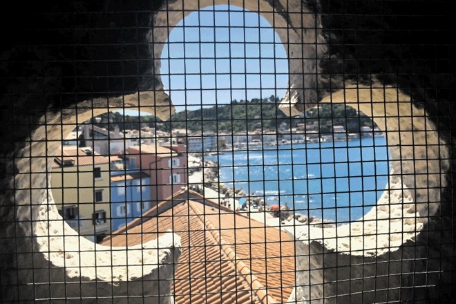 Stolp krasi čudovito kamnito stopnišče, skozi kamnite odprtine pa se odpira čisto nov pogled na Piran.