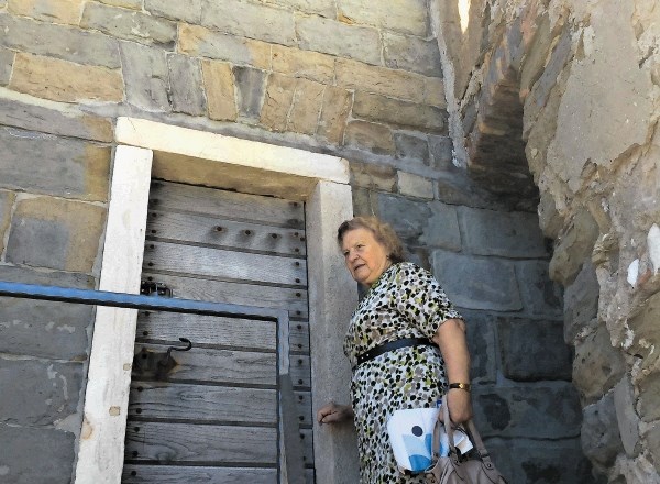 Tončka Senčar pred za javnost zaprtimi vrati stolpa