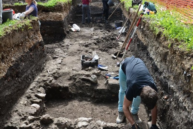 Arheologi so pri izkopavanju sredi Celja naleteli na ostanke, ki potrjujejo nekatere domneve o življenju in delu  grofov...