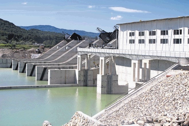 Hidroelektrarno z nazivno močjo 45 MW naj bi poskusno zagnali jeseni prihodnje leto. Prispevala naj bi dober odstotek...