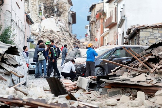 V hudem potresu v Italiji umrlo najmanj 120 ljudi, več sto jih še pogrešajo 