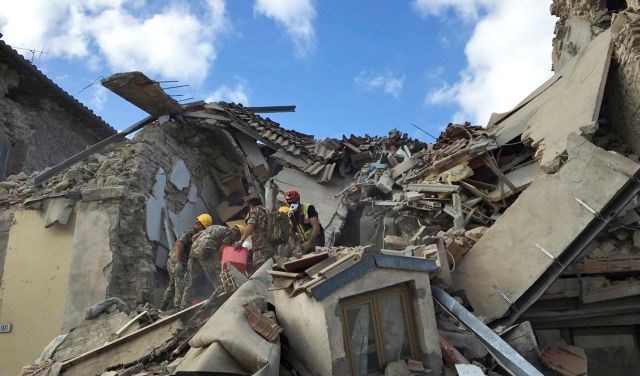 Reševalci pod ruševinami v kraju Amatrice iščejo preživele. (Foto: Reuters)