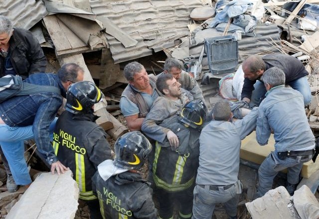 Reševalci izpod ruševinami v kraju Amatrice rešujejo preživele. (Foto: Reuters)