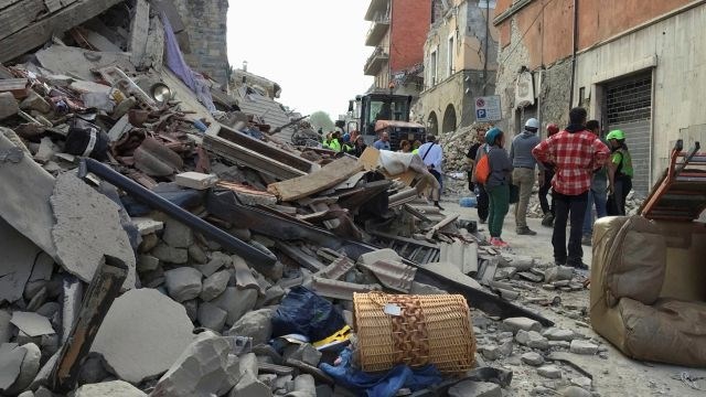 V kraju Amatrice je nastala ogromna gmotna škoda. (Foto: Reuters)