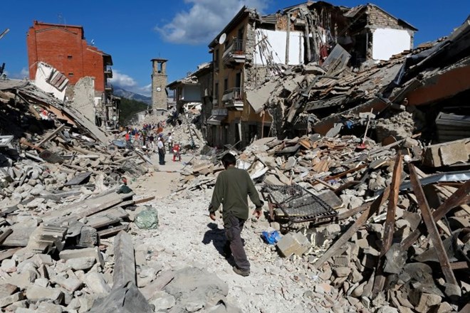 V hudem potresu v Italiji umrlo najmanj 120 ljudi, več sto jih še pogrešajo 