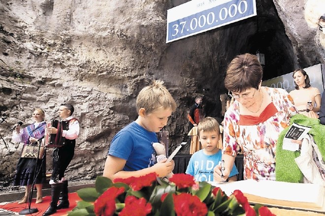Zinka Kolenc se je kot 37-milijonta obiskovalka Postojnske jame včeraj vpisala v zlato knjigo obiskovalcev.