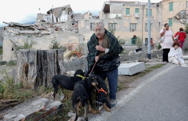 V mestecu Amatrice so dan po potresu ljudje ostali brez vsega. Dobesedno brez vsega. Ne samo brez domov, tudi brez pomoči. Na...