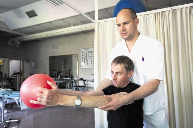 Po izgubi mišične moči zaradi dolgotrajnega ležanja in zlomih več kosti je Andrej Pušljar na rehabilitaciji v URI Soča pod...